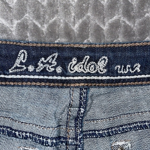 L.A. Idol Jean Capris.  Light Distress w Rhinestones.  Size 9. W 32/ L 18. - Picture 3 of 11